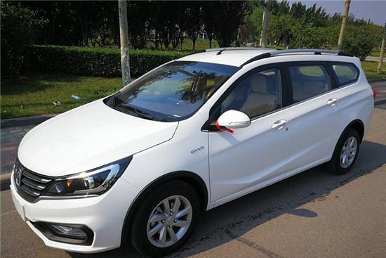 提辆旅行版的宝骏310w, 车内空间很大, 后备箱可以放下两个人