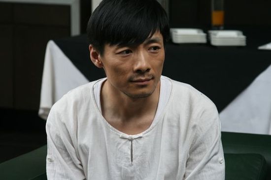 祖峰出道很多年了,之前大多出演一些配角,《潜伏》中里忠于党国的精英