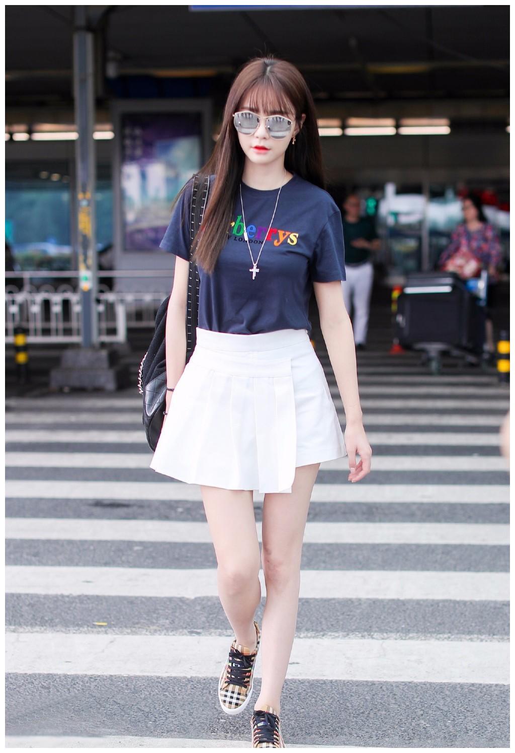 沈梦辰穿着t恤配百褶裙秀长腿,裙子的长短遭吐槽:你要这么穿?