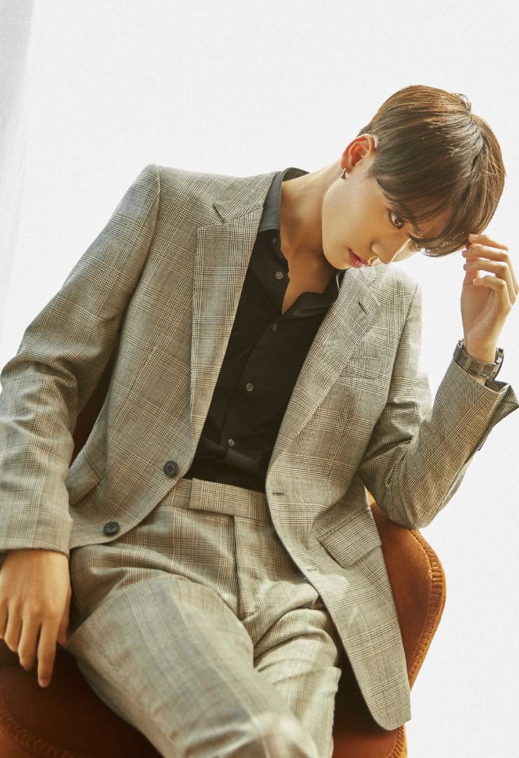 美男子林彦俊一身黑白搭服装现身时装周