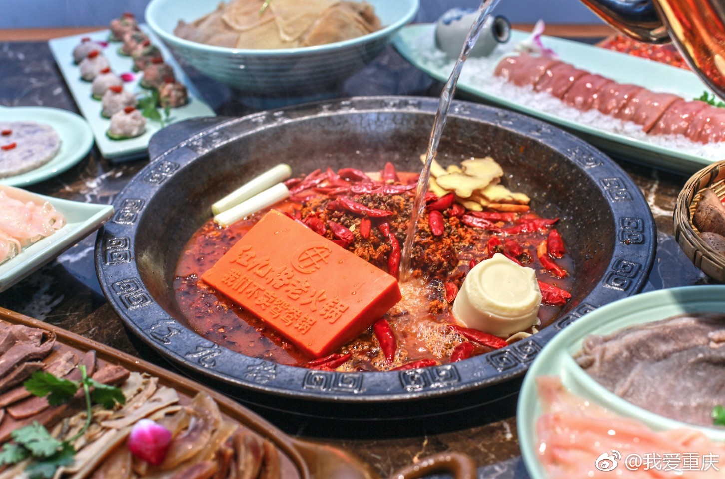 九街火锅新地标!重庆人凌晨2点还在吃的红九格,新店开业3.9折起