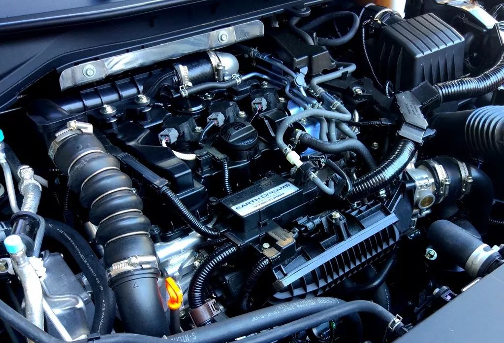 7倍,乙醇气化时吸收的热量比汽油大得多,这会引起发动机进气温度降低.