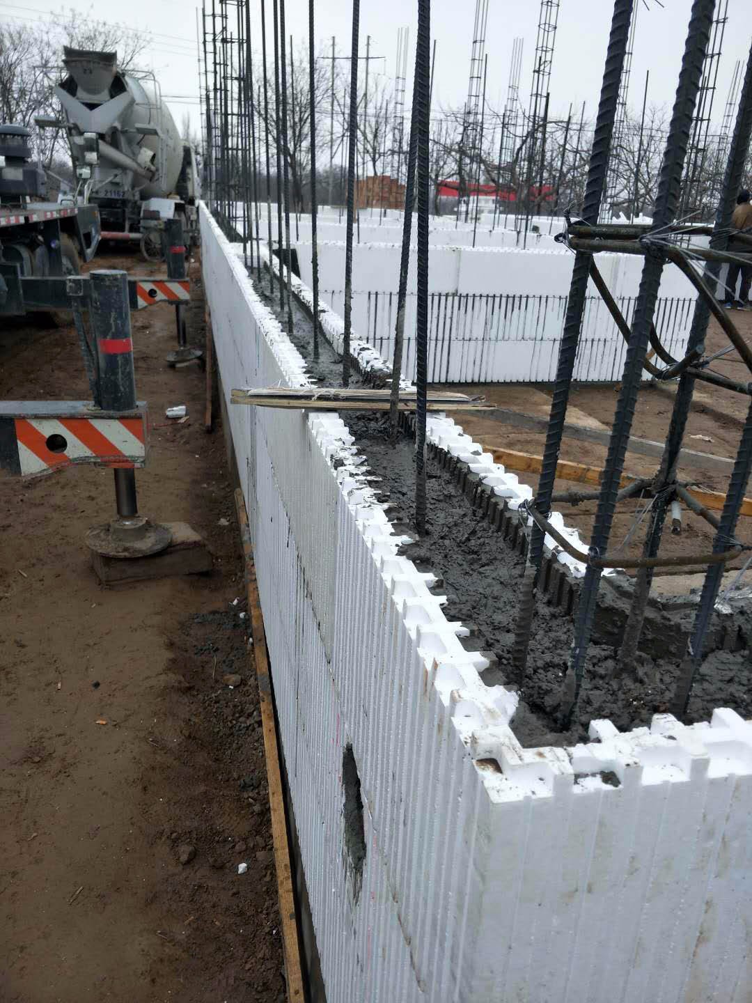 泡沫建房开始在农村流行,20天可建成一栋别墅_新浪看点