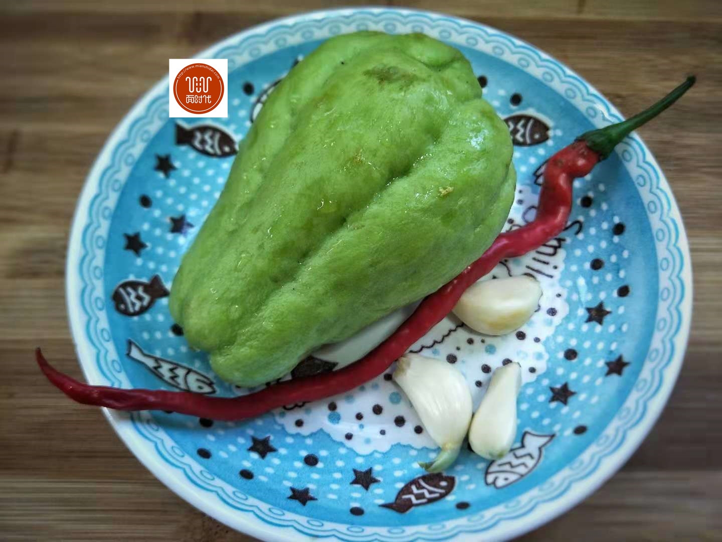 食材:佛手瓜1个,红椒1根,蒜3粒, 做法: 1,食材备好.