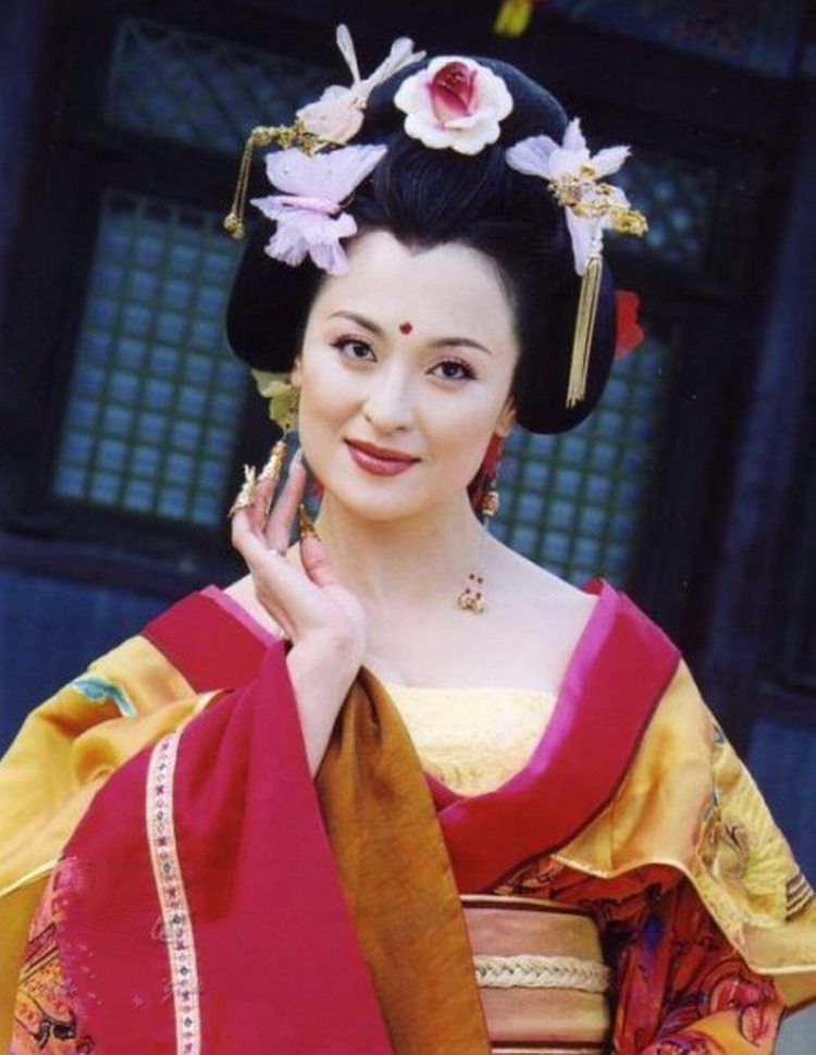 27年前《雪山飞狐》的若兰,嫁入豪门成阔太,今48岁依旧美艳
