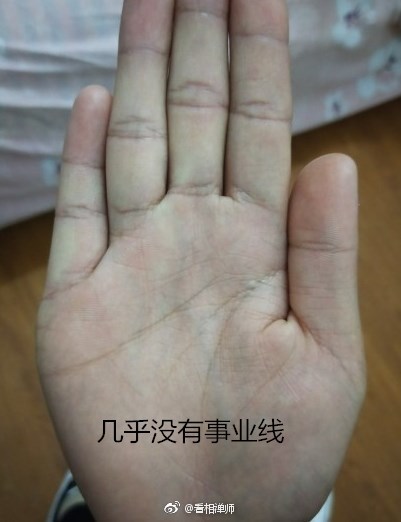 手相学中,事业线也叫成功线,以下几种特征有没有你的手纹