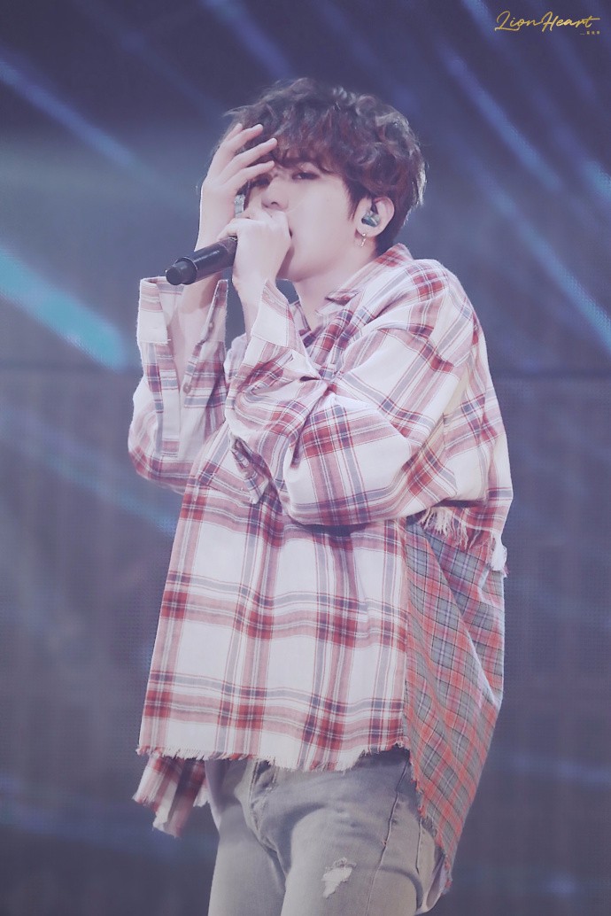 蔡徐坤格子衬衫搭配破洞牛仔裤亮相粉丝见面会舞台上笑得好开心