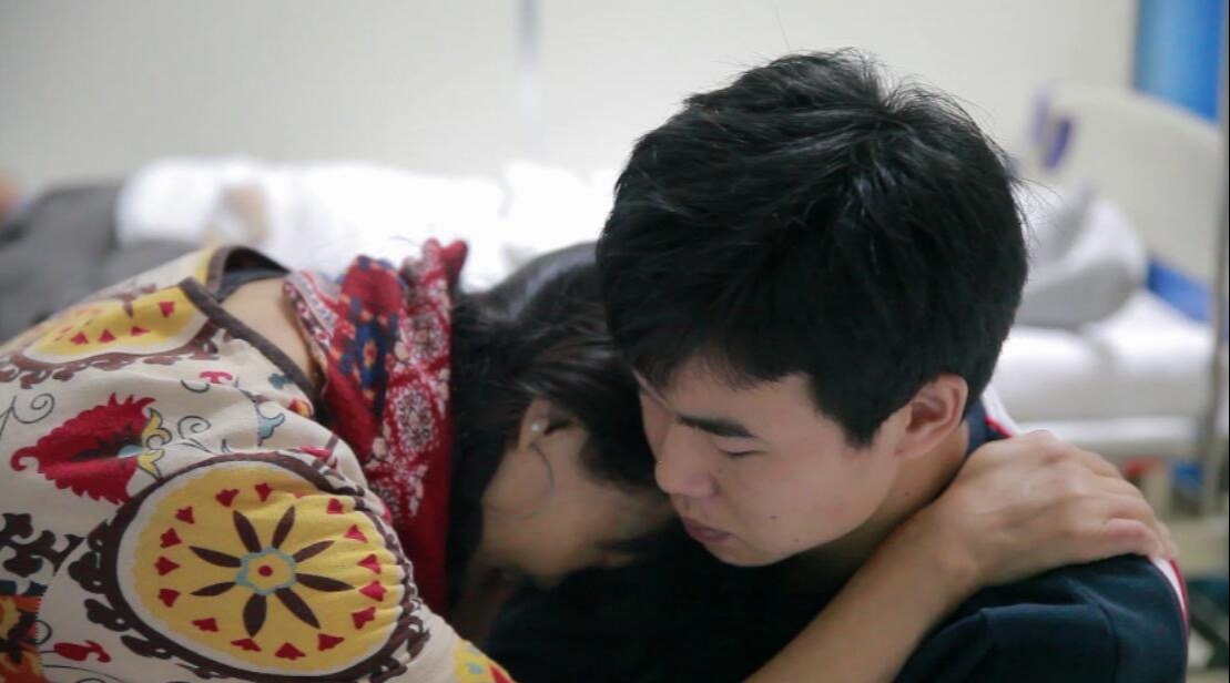 儿子用父母积蓄为女友买房,父亲病重后看清女友真面目,后悔不已