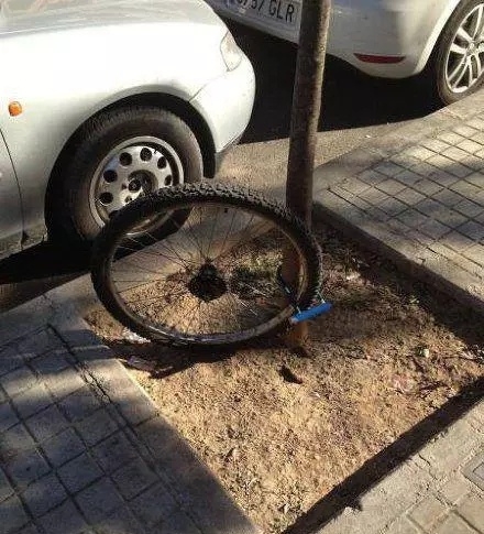 开心一刻笑话早上起来推开门不小心把儿子的玩具车踩坏了