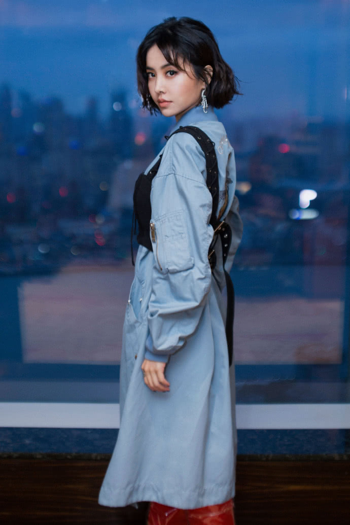 蔡依林真是拼!穿一件衬衫就敢玩下衣失踪,网友:太敢穿了!