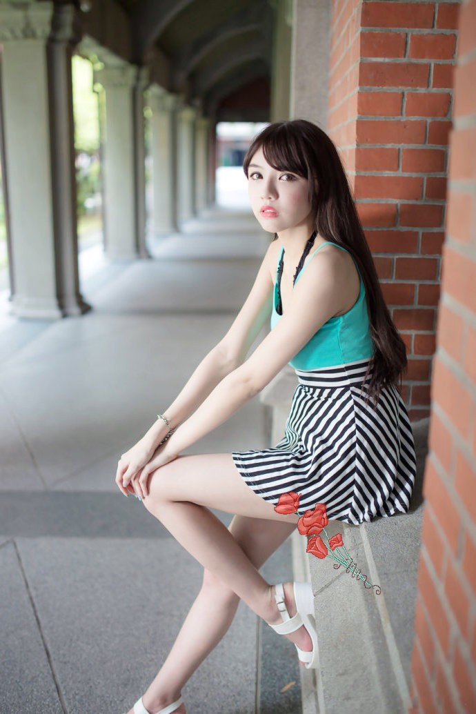 走在校园里的一个青涩学生姑娘