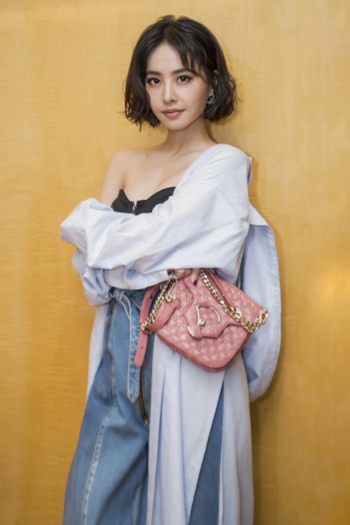 我天蔡依林身材真好bra搭高腰裤1米56也能凹出胸部以下全是腿