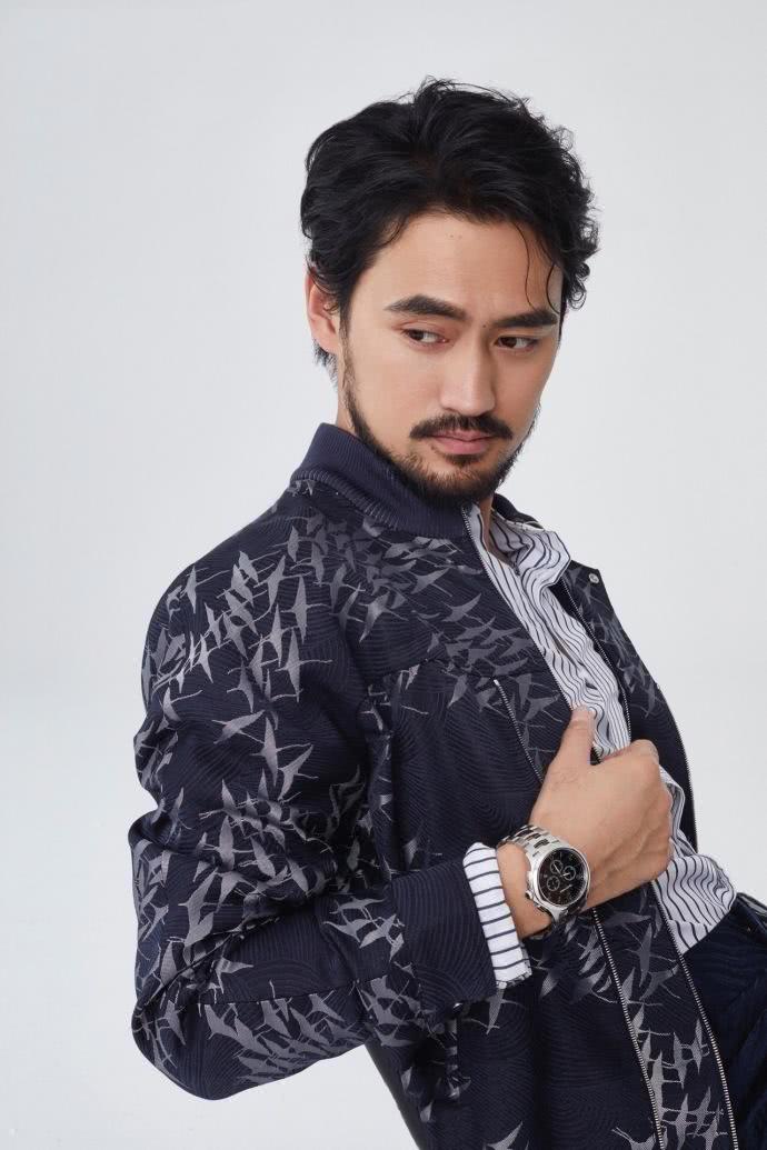 袁弘络腮胡写真出炉,35岁褪去小鲜肉面孔,画风秒变魅力大叔!