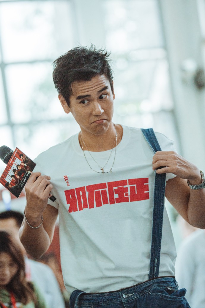 彭于晏为《邪不压正》做宣传,有肌型男活力感染全场!_新浪看点