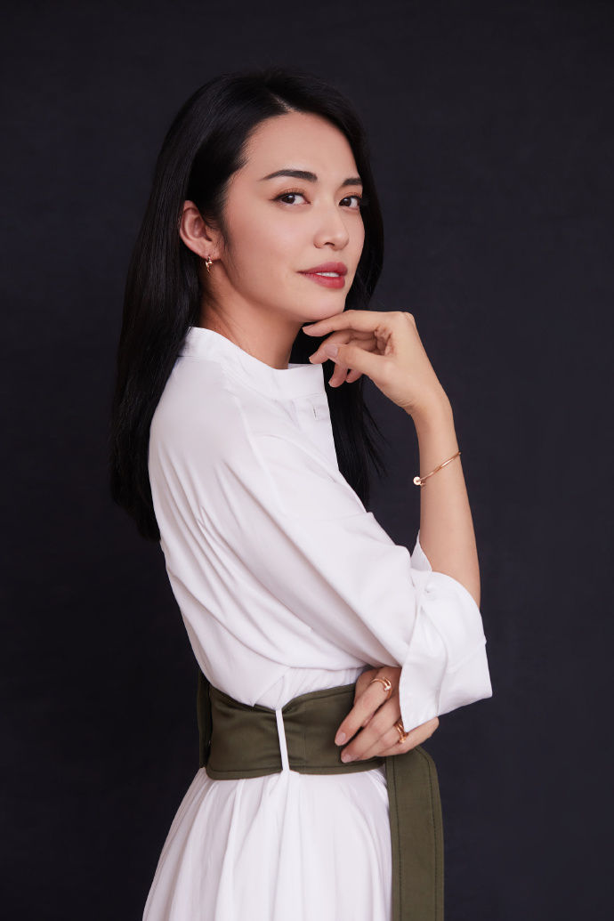 大嘴姚晨不仅时尚还很有气质 不规则黑裙秀美腿