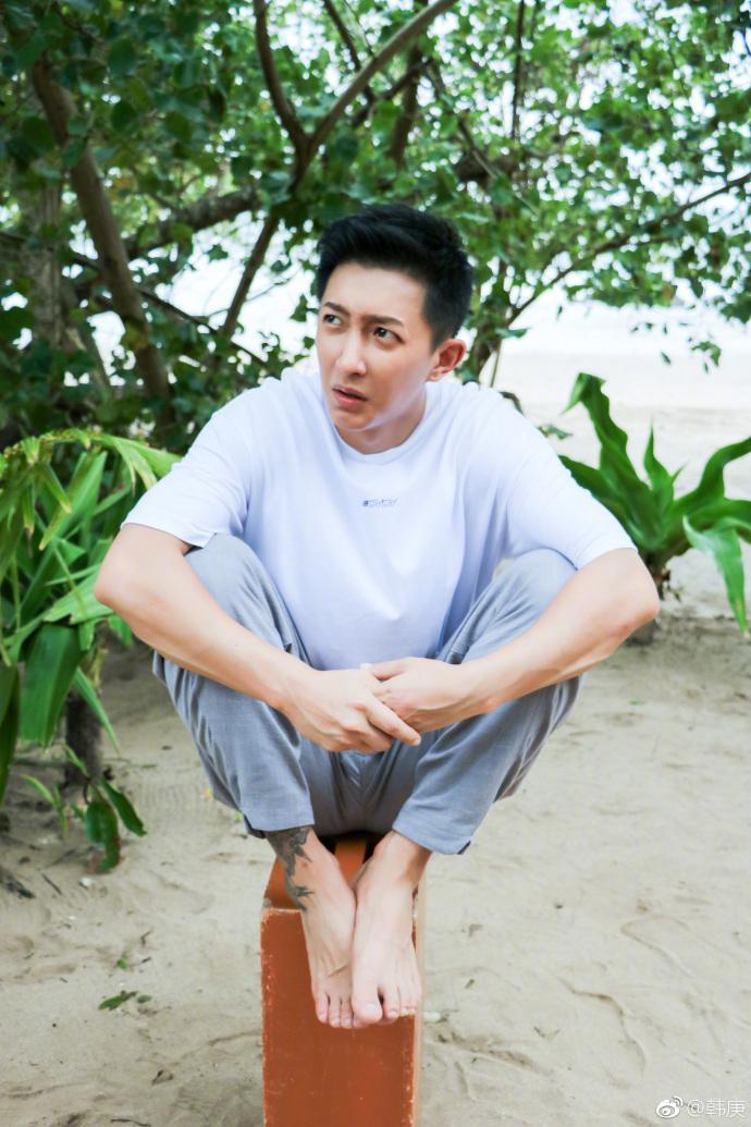 今天韩庚在微博中晒出了自己的自拍照,照片中韩庚穿着简单,不断的做着