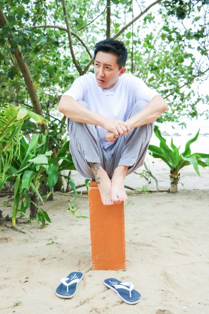 韩庚晒搞怪自拍却被腿上纹身抢镜,网友:宛如老大爷遛弯