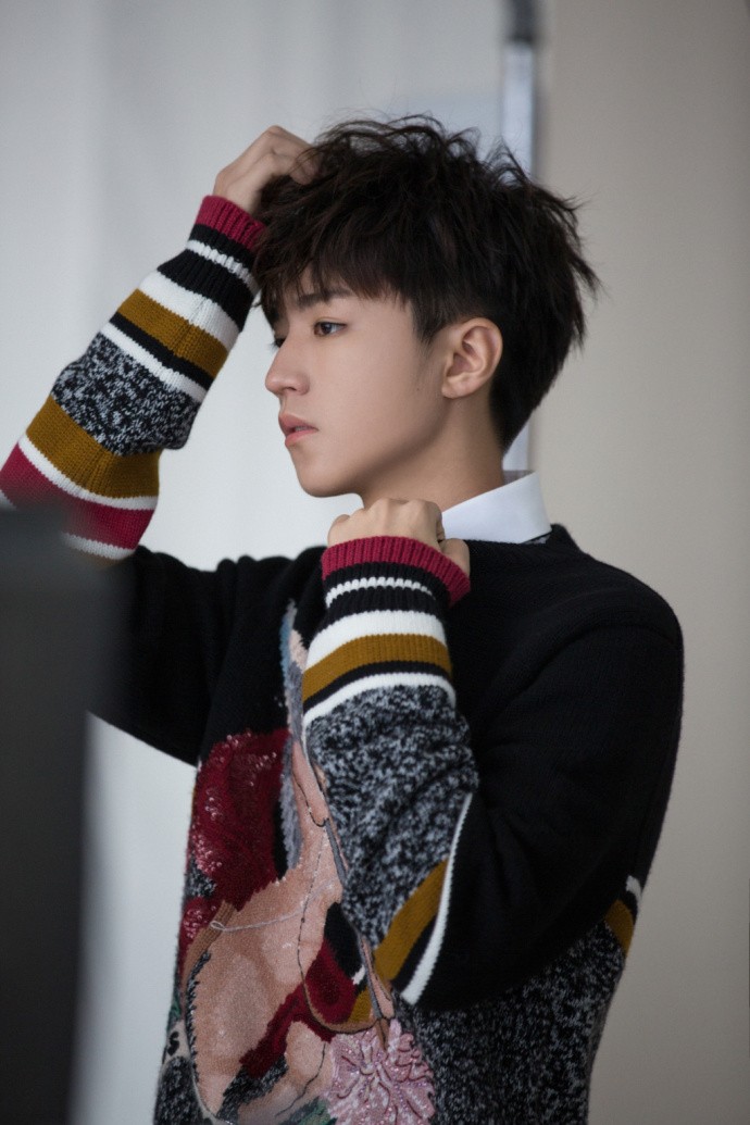 王俊凯拍摄罕见写真,帅气的面庞,绝世的容颜,娱圈最美男子无疑