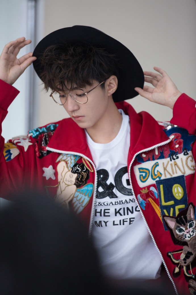 王俊凯拍摄罕见写真,帅气的面庞,绝世的容颜,娱圈最美男子无疑