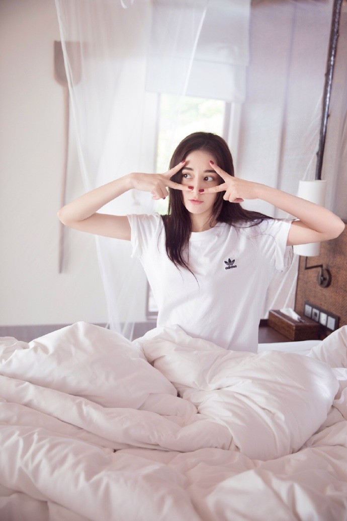 清纯美女明星摄影:迪丽热巴睡衣清新甜美高清写真