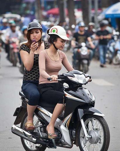 去越南旅游大街上骑摩托车的美女让游客受不了