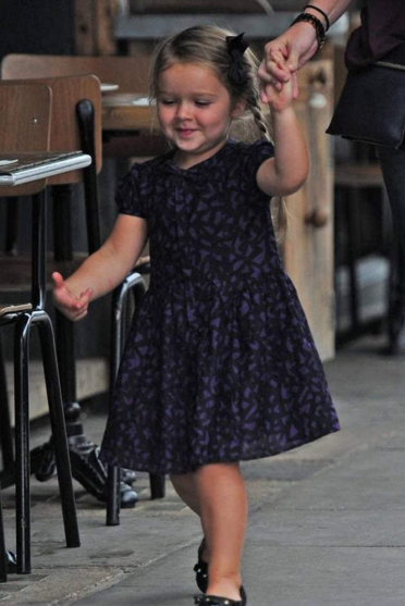 小七梳着单马尾漂亮极了妈妈维多利亚最喜欢送小七去上学