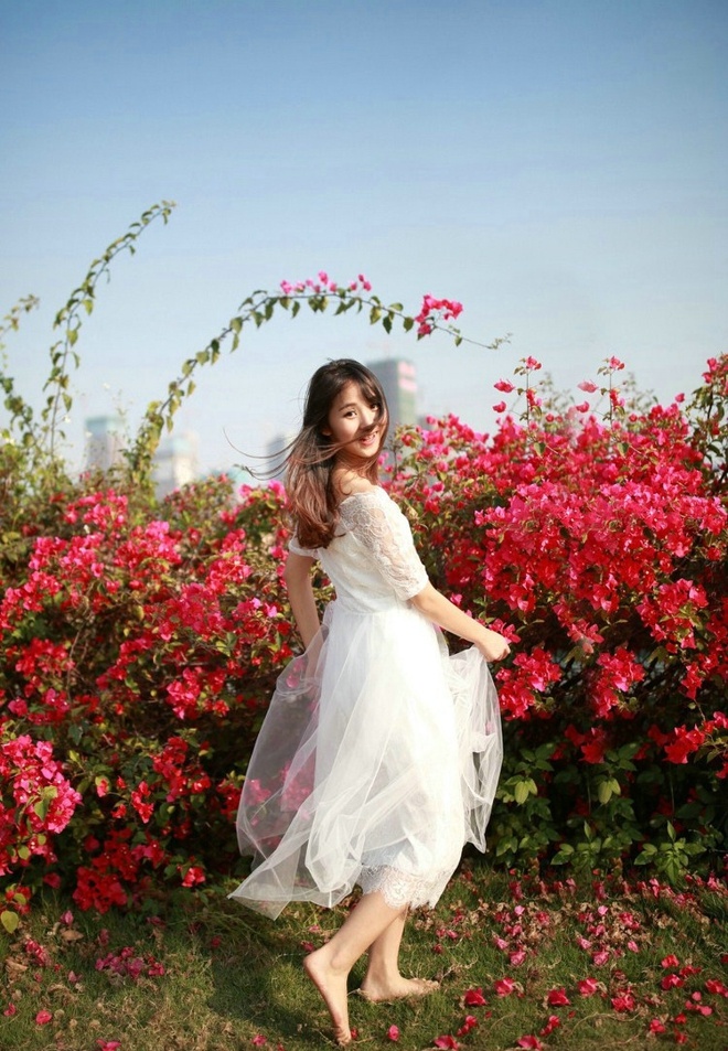 随风舞动清纯娇嫩漂亮美眉阳光俏皮甜美可爱户外写真