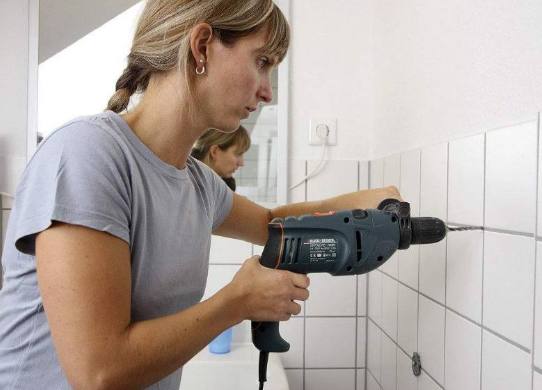 工人如果这样做瓷砖打孔,直接给他加100块给工钱,又快又好看!