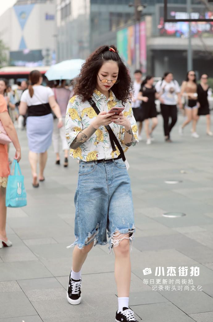 街拍看着有点凶的小姐姐大腿有点粗能称作美腿吗