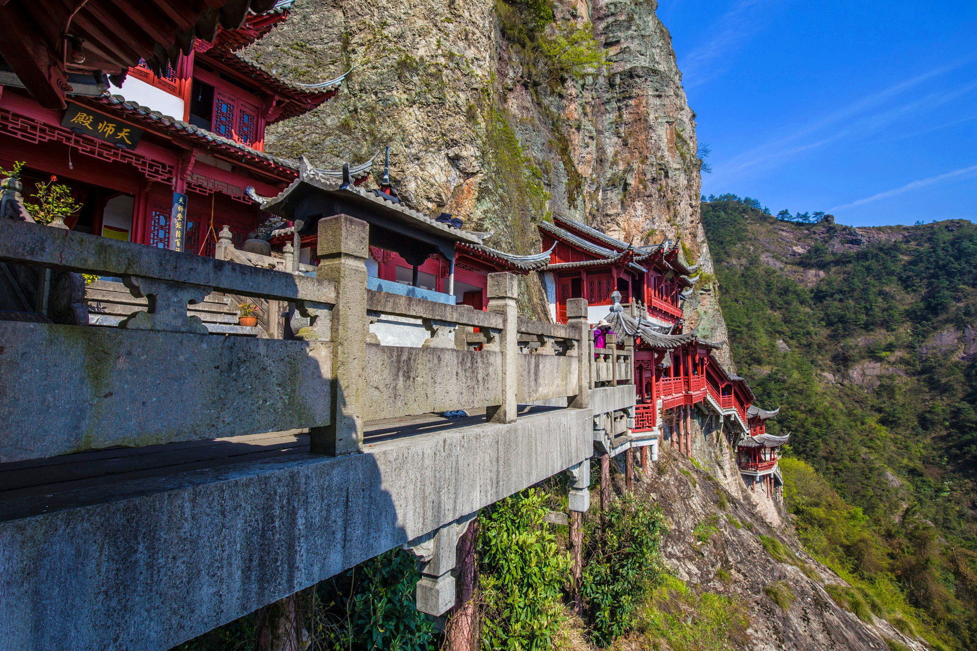 江南唯一的悬空寺,屹立700年不倒,坐拥全国最大的天然佛像