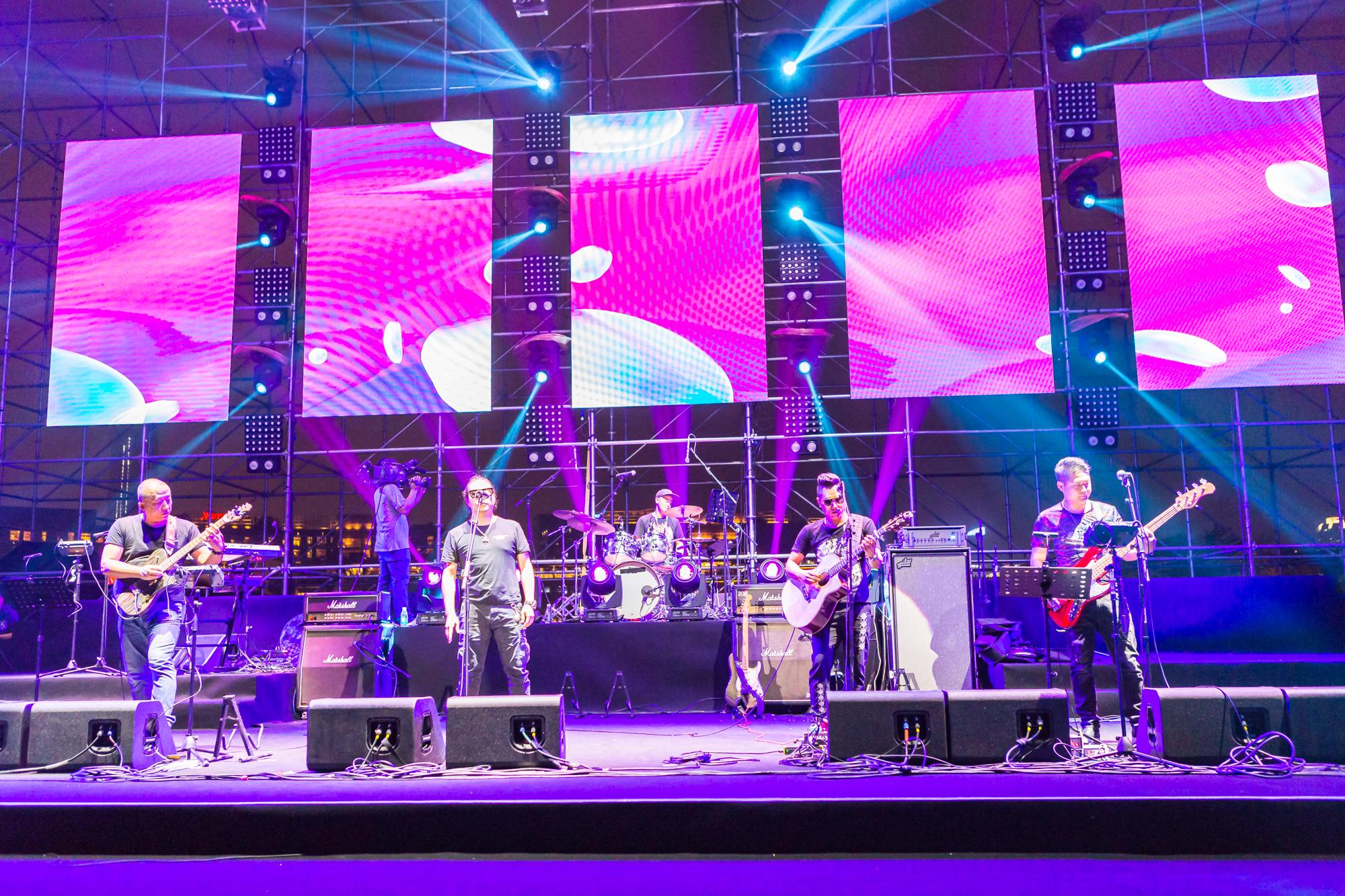 深圳卫视长期驻场乐队,多次参加全国大型音乐节的"魔方乐队"一起登台