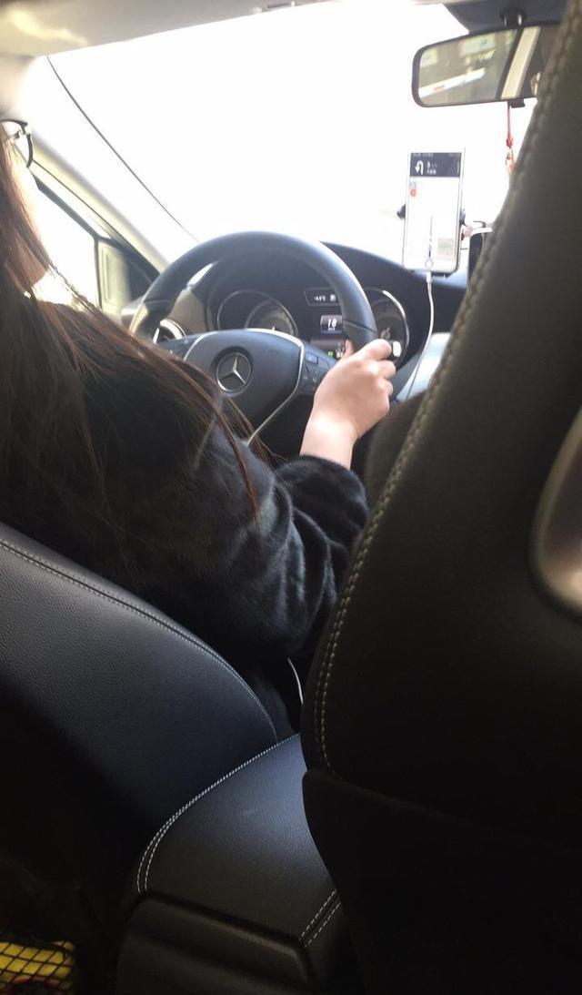 叫快车叫来了一辆百万豪车坐在上面顿时屌丝变少爷女仆变公主