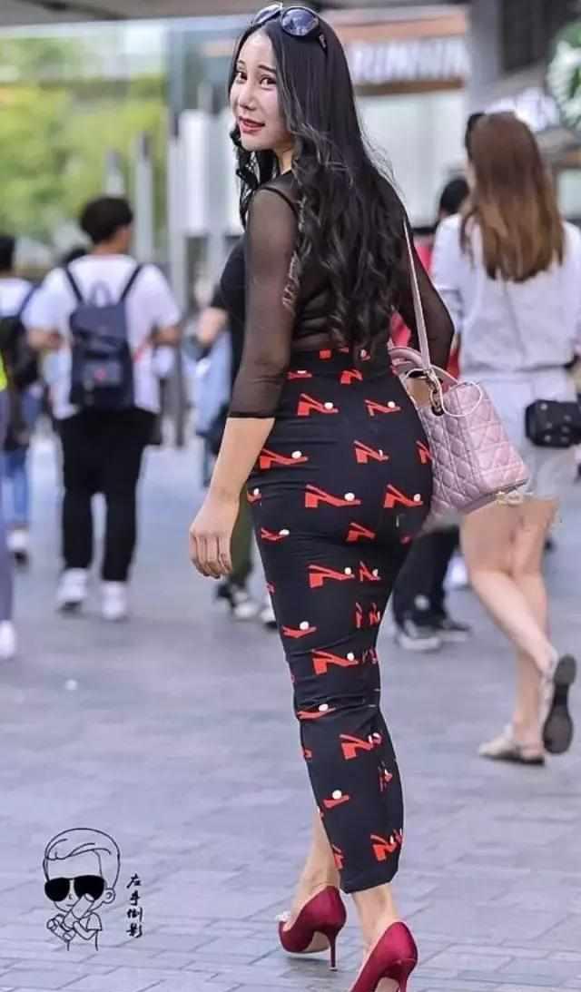 街拍大腚蕾丝薄纱连衣裙绝对翘