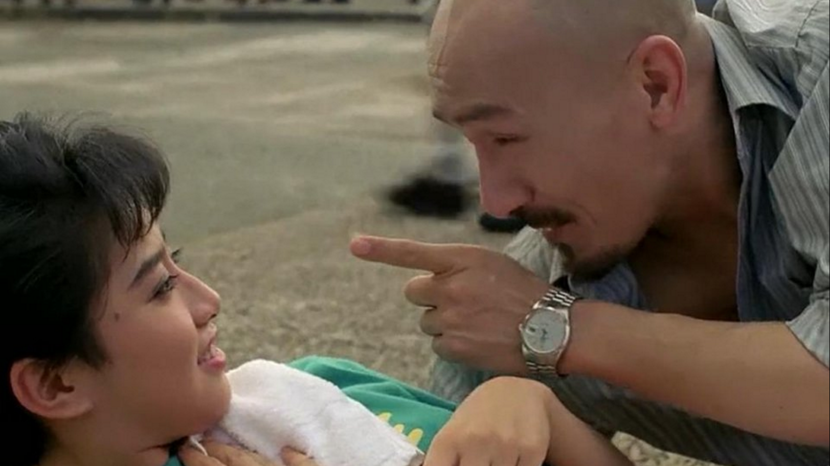 光头佬街头撩妹,洪金宝装傻充楞,泡妞搭档,无往不利,美女倒贴