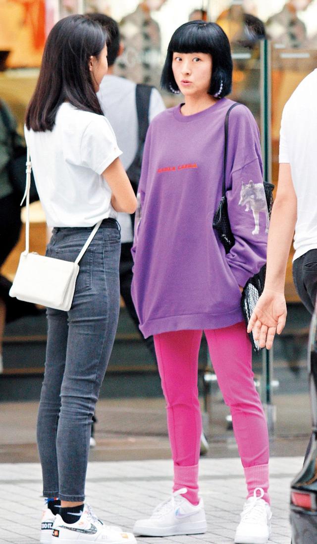 1米65的徐濠萦个头已经略低于女儿,照如此成长下去,等到陈康堤满18岁