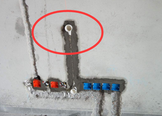 墙上的,这还是我头一次看到电视机安装把电线都给很好完美的隐藏起来