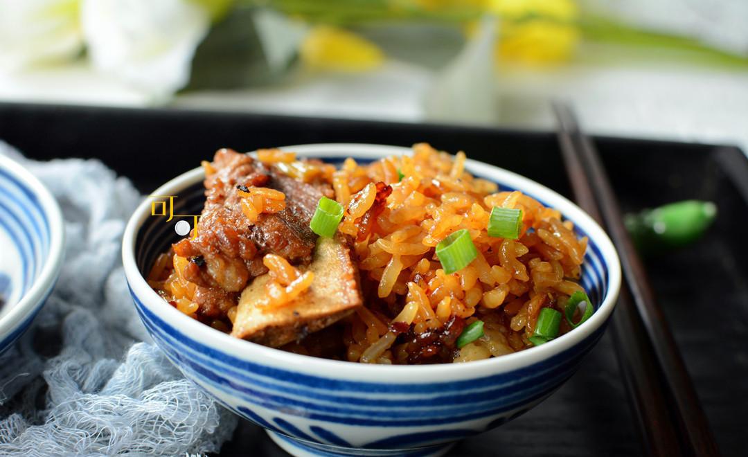 排骨焖饭里加一勺豆豉酱,一锅米饭香喷喷上桌,专治夏天没胃口