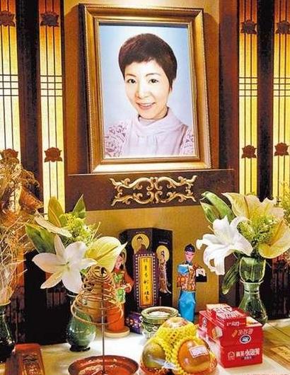 经历女儿自杀,父亲去世,儿子车祸,如今57岁不得不重返歌坛!