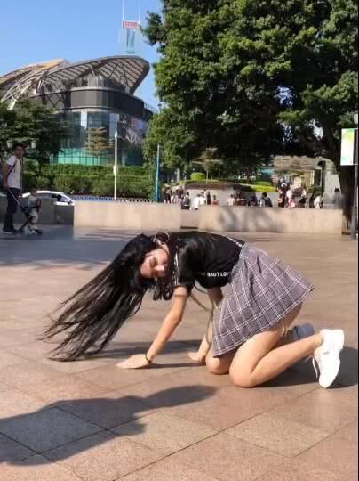"女装大佬"艾比热舞,地上旋转尽显心酸,网友:心疼膝盖