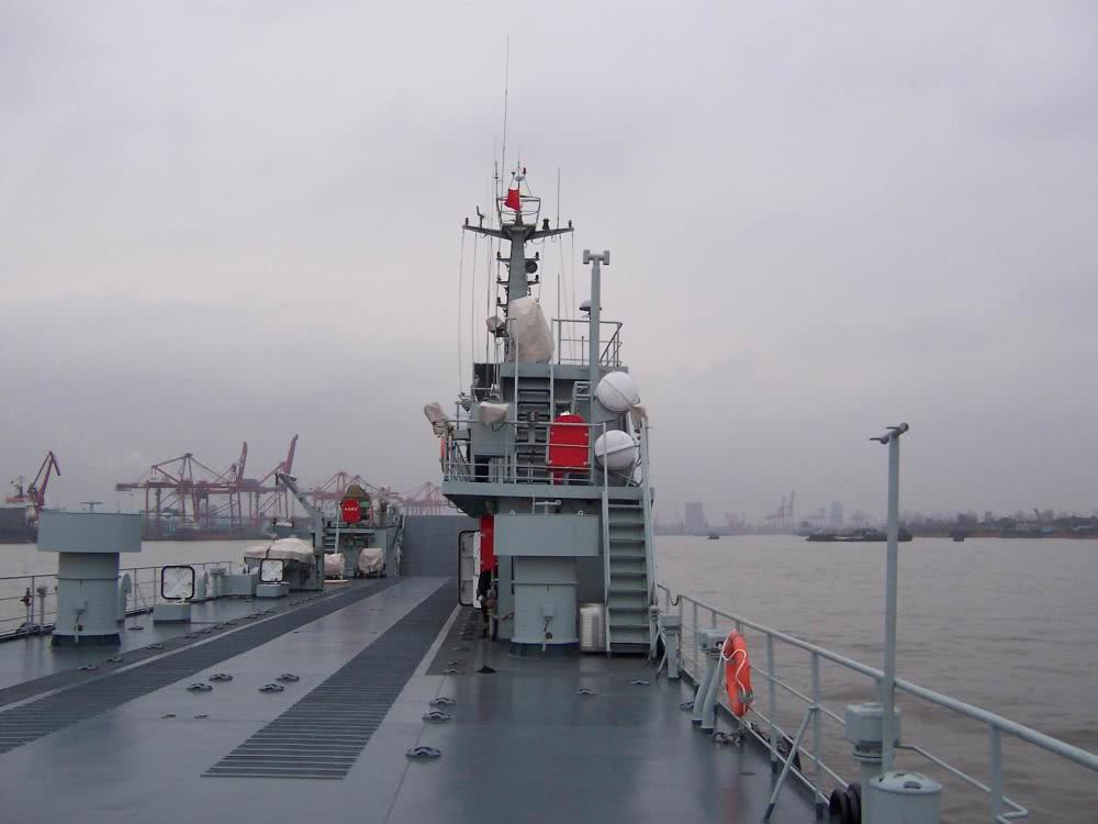 074a型登陆艇船型采用双艏敞开式甲板,带双节跳板的边岛式甲板室和