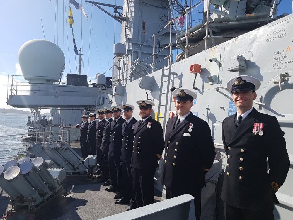 英军这艘"老破小"回到母港了,曾在南海遭中国十多艘舰艇围观