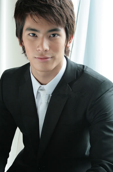 泰迷对tik这个名字不熟悉,那么你一定知道《一诺倾情》里的巴贾少校