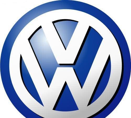 大众车标下面是字幕的车就离得远远的,指的就是大众价值百万的辉腾