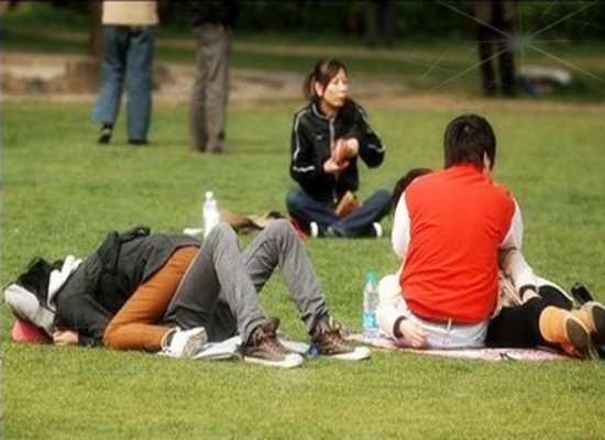 大学生在公开场合过分亲密各种不雅画面让周围同学感到不适