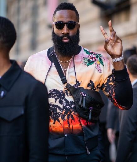 哈登出席巴黎时装周这身装扮够潮啊