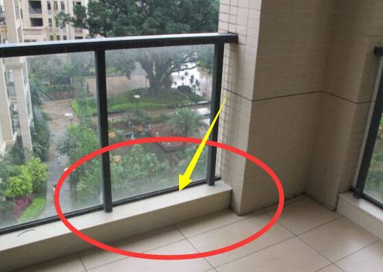 自己家的阳台外缘贴上瓷砖,然后在自己家的窗台做一个很好的防水斜坡