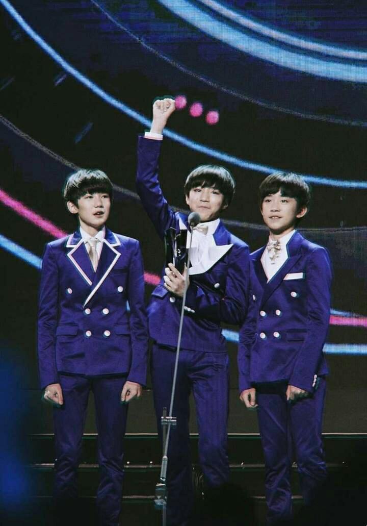 四年前的今天2014年4月15日,tfboys凭借粉丝投票首次登上音乐v榜与