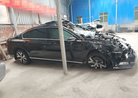 国产大众轿车迈腾追尾遭毁车亏了质量不错的a柱保证了安全