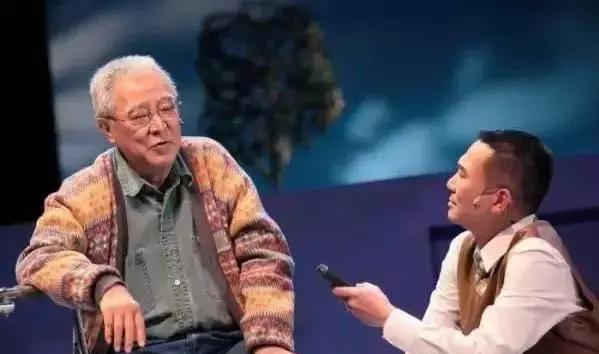 他是香港戏剧教父,黄秋生的老师,曾一票挽救周润发给张国荣鼓励