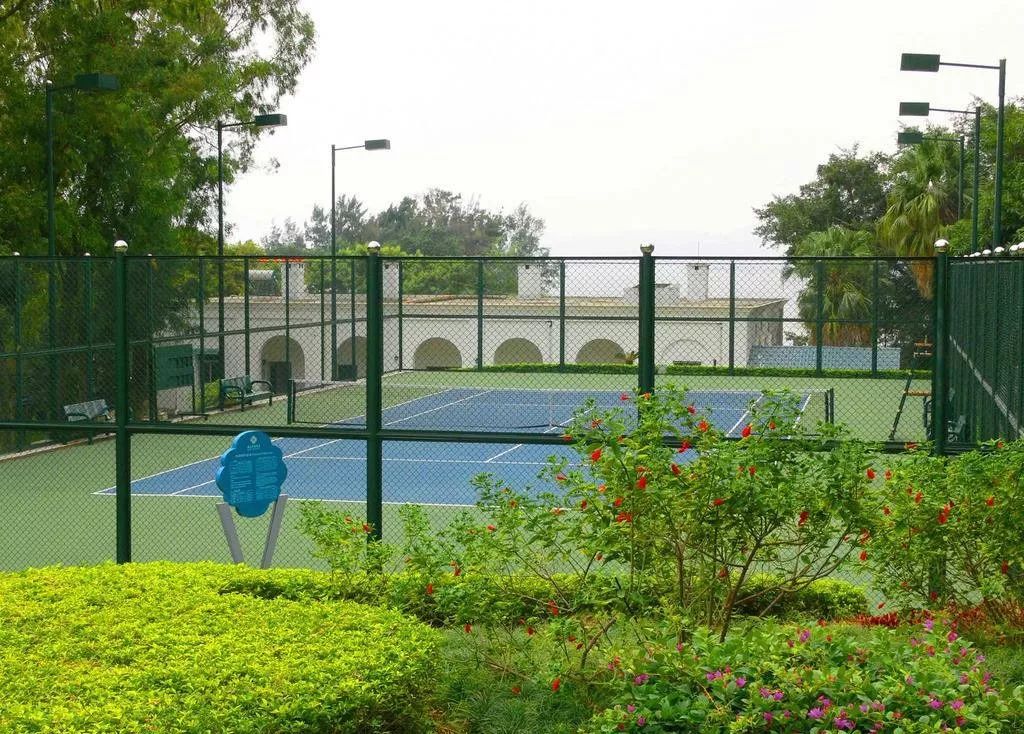 小区有个网球场